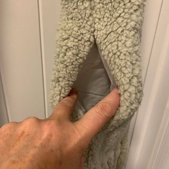 Avenue Zoe Mint Scarf with Pockets and Fingers NWT - Picture 2 of 5